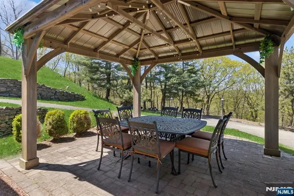 $2,390,000 | 912 Cherokee Lane, Franklin Lakes, NJ 07417