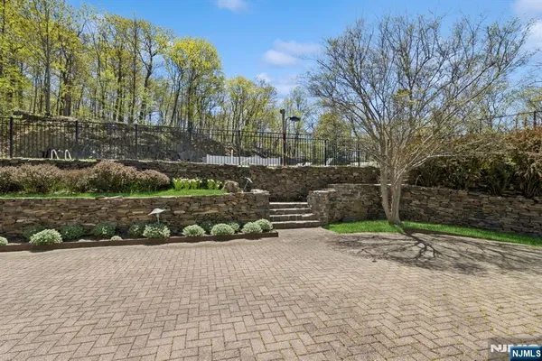 $2,390,000 | 912 Cherokee Lane, Franklin Lakes, NJ 07417
