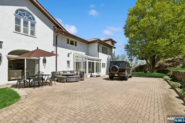 $2,390,000 | 912 Cherokee Lane, Franklin Lakes, NJ 07417