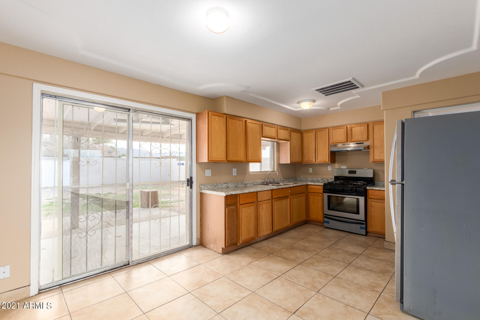 1527 West Maldonado Road Phoenix, AZ 85041 - Photo 9 of 29 09 Maldonado