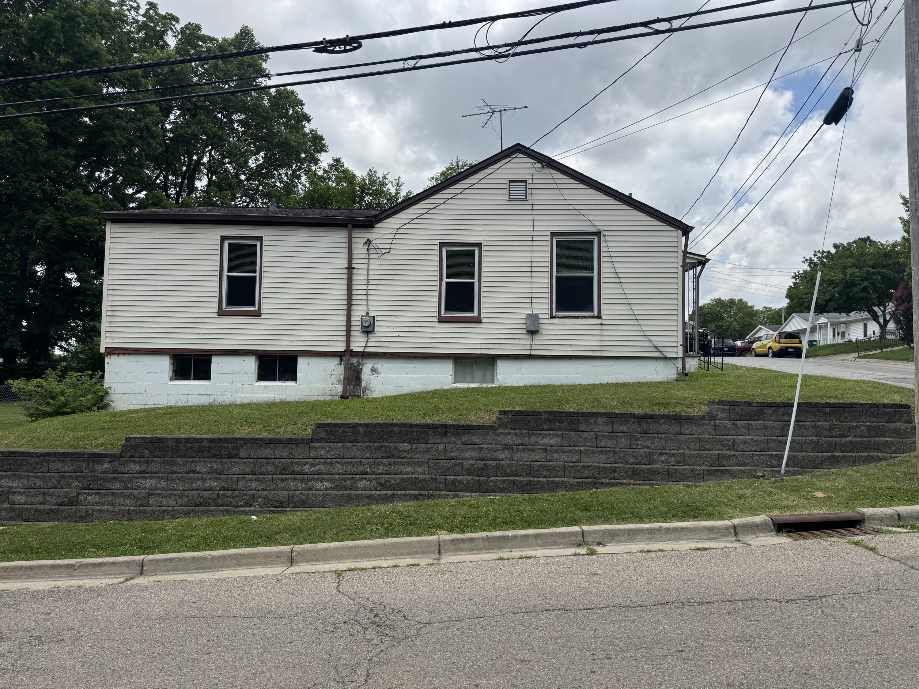 1355 Emery Avenue Springfield, OH 45504 - Photo 5 of 24
