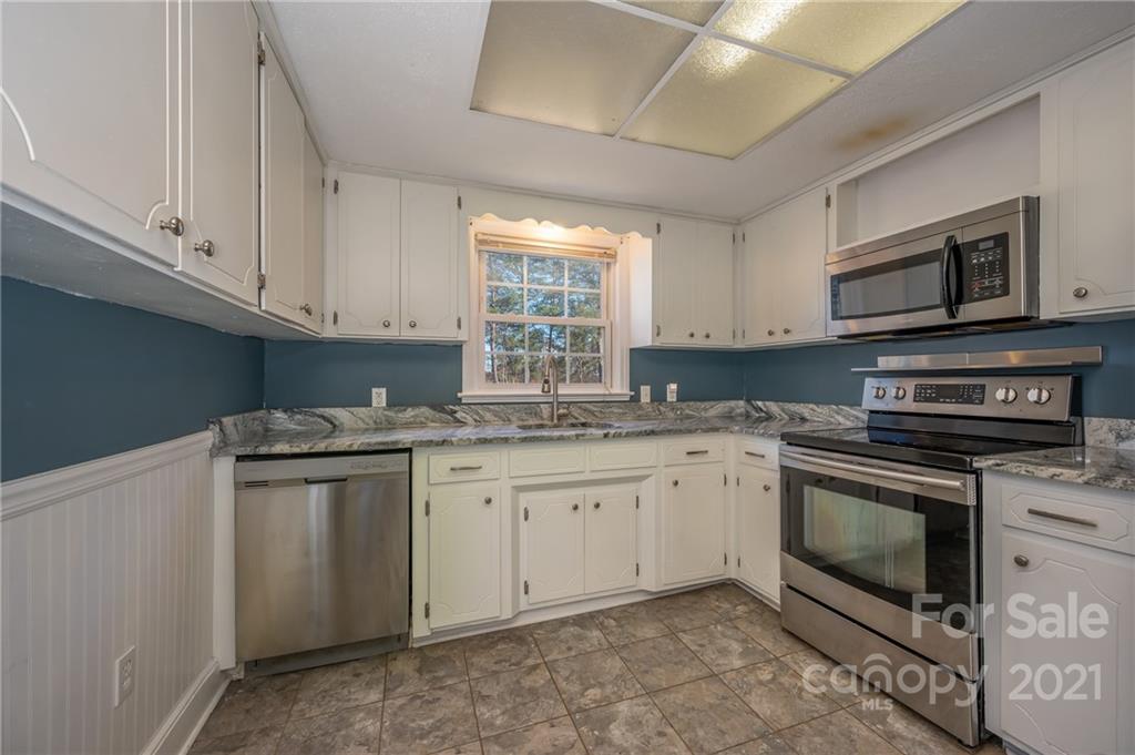 291 Cardinal Street Inman, SC 29349 - Photo 13 of 40 a kitchen with granite countertop cabinets stainless steel appliances and a sink