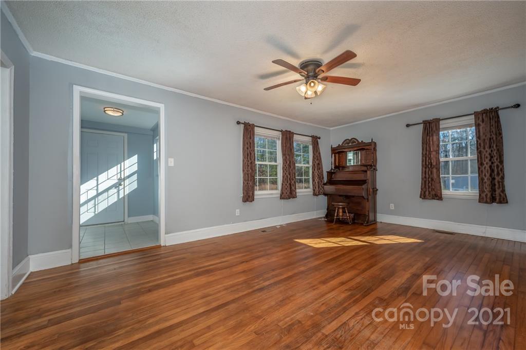 291 Cardinal Street Inman, SC 29349 - Photo 10 of 40 a living room with furniture and a piano table