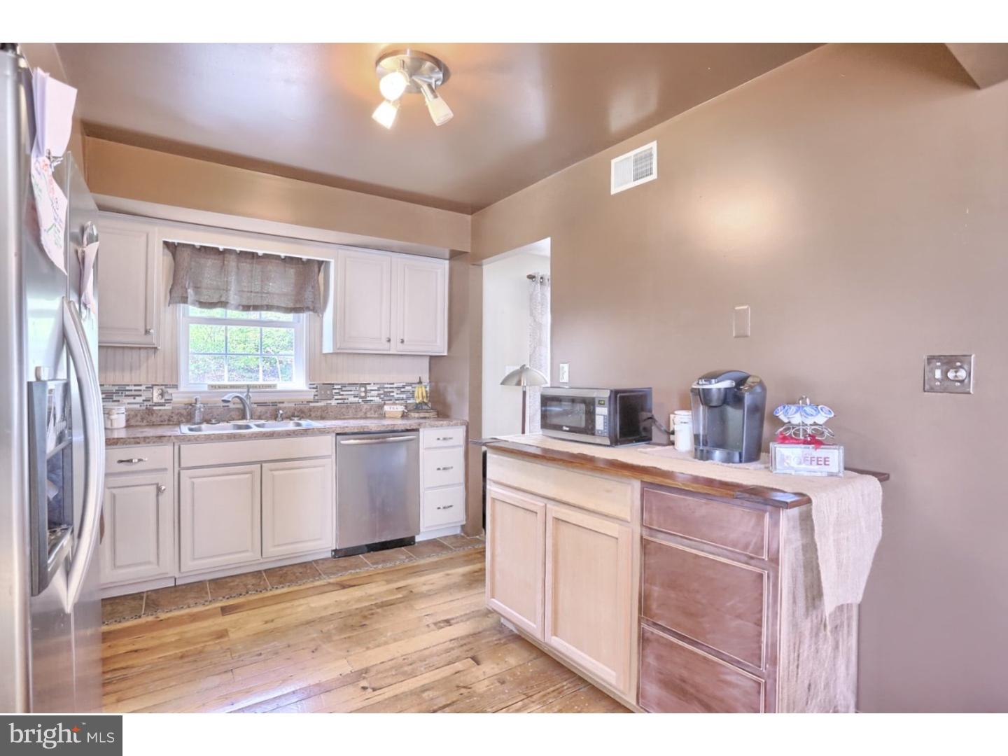 256 Bainbridge Circle Sinking Spring, PA 19608 - Photo 5 of 18 Kitchen