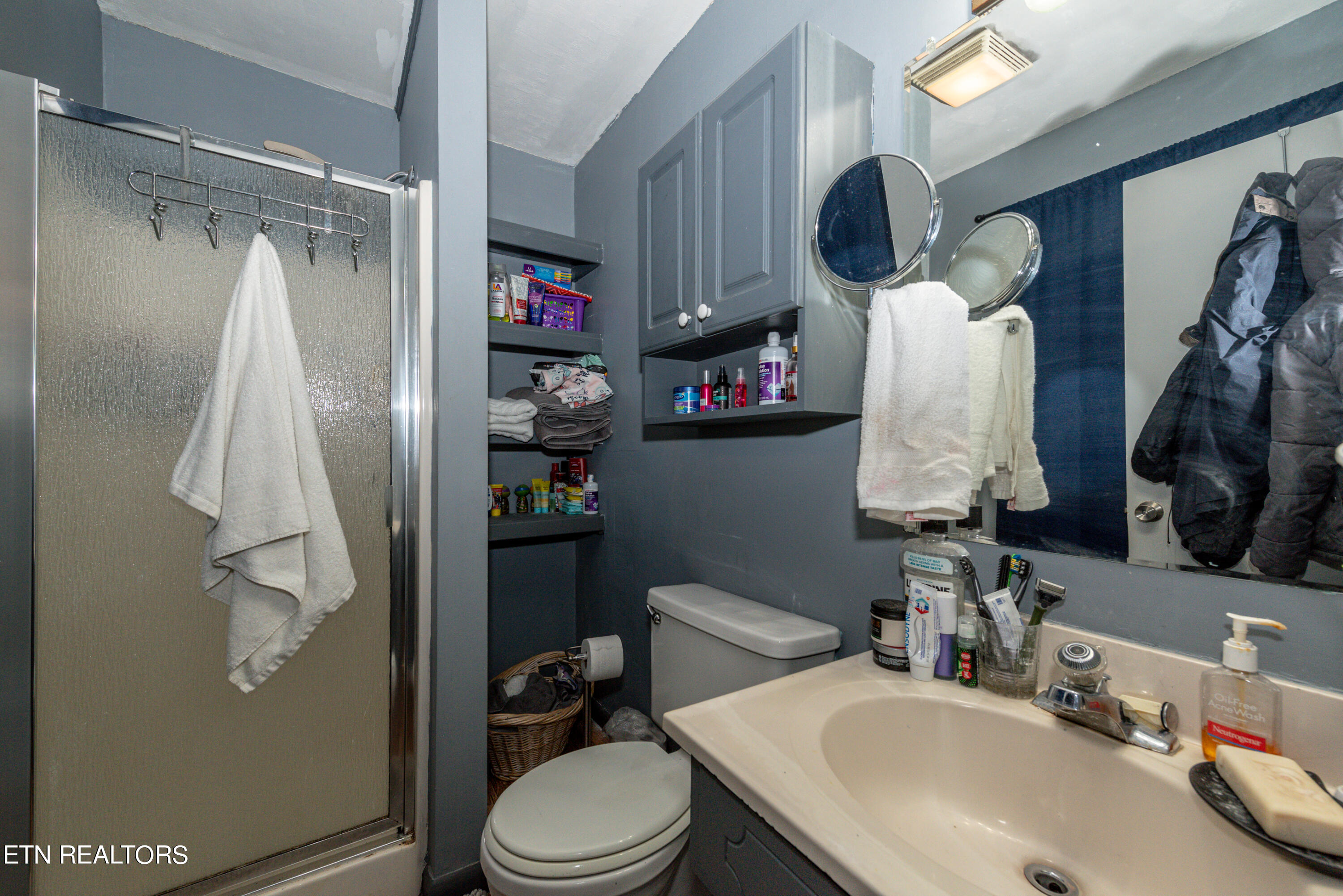 1904 Highland Road Maryville, TN 37801 - Photo 11 of 19 Primary Bath