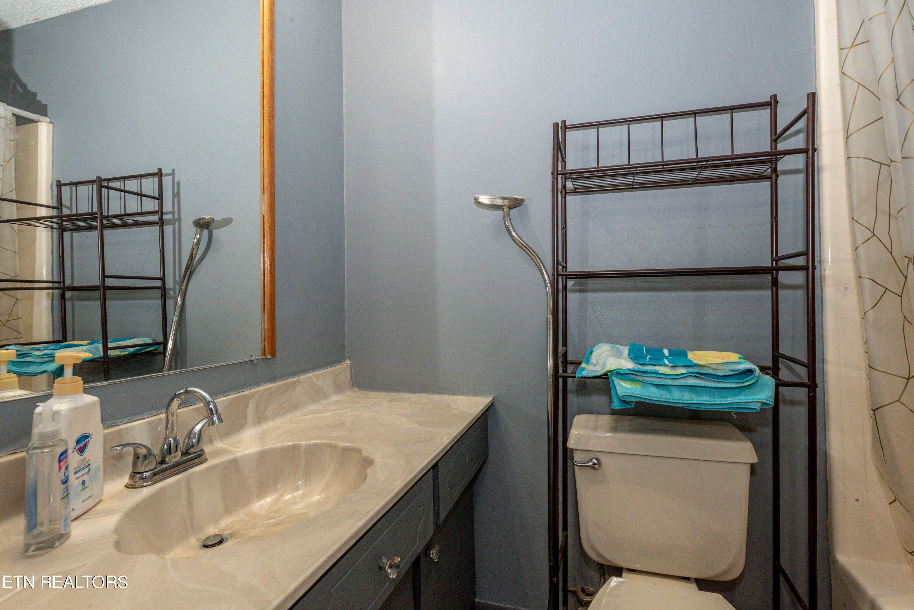 1904 Highland Road Maryville, TN 37801 - Photo 14 of 19 Hall bath