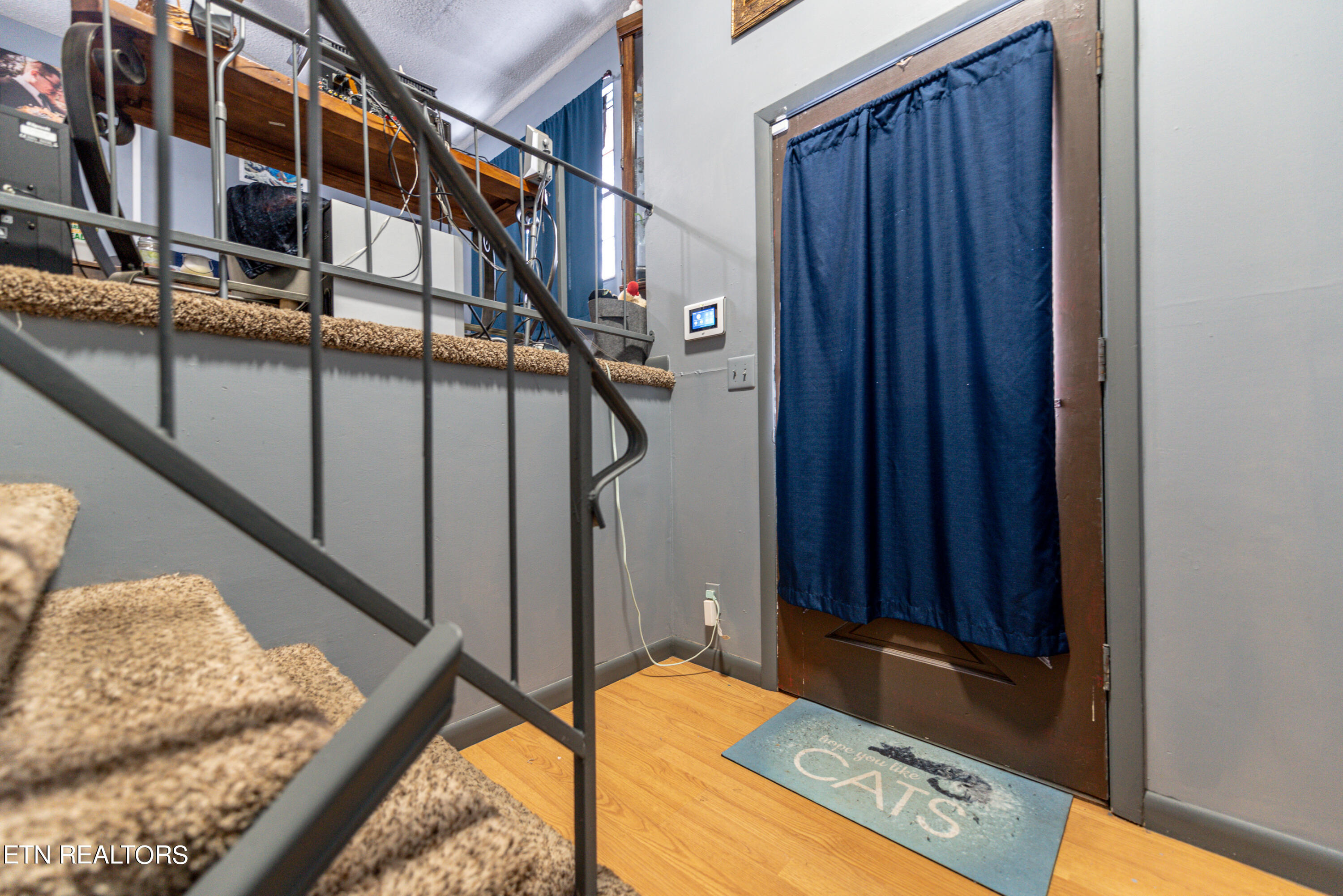 1904 Highland Road Maryville, TN 37801 - Photo 3 of 19 Foyer