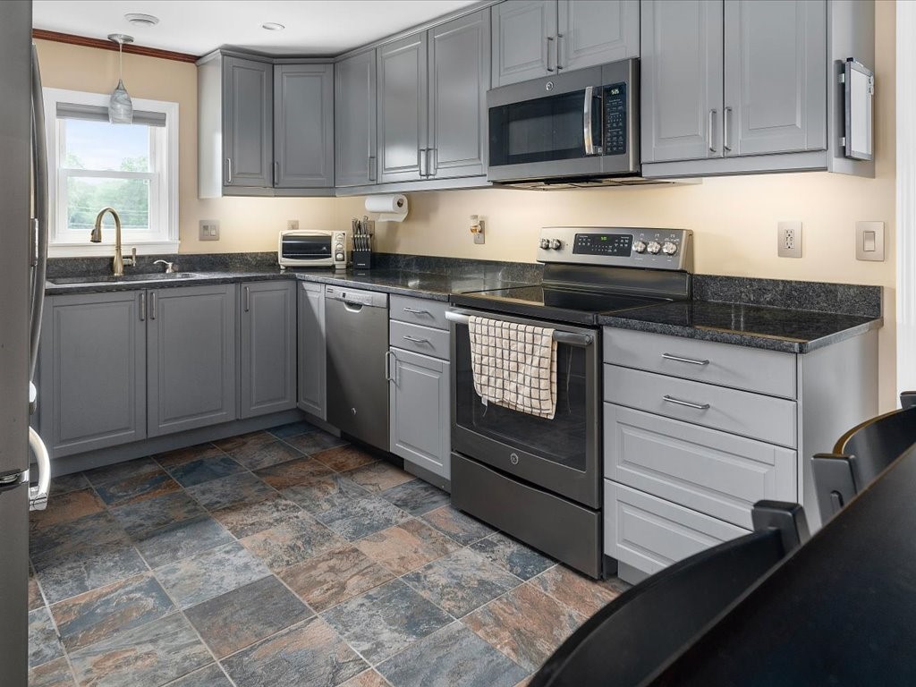 65 Roundway Drive Coventry, RI 02816 - Photo 10 of 18