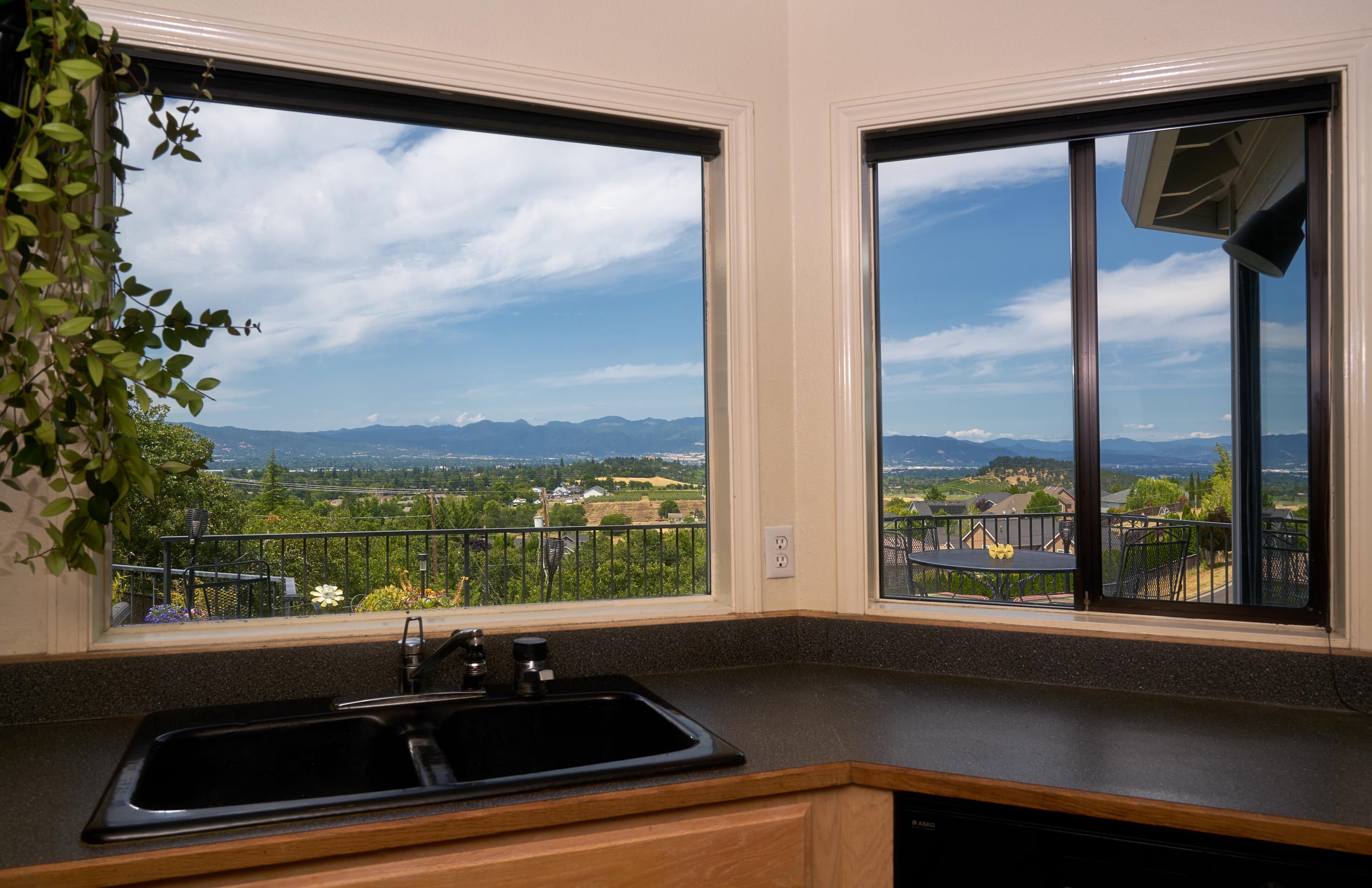 3850 Hillcrest Road Medford, OR 97504 - Photo 8 of 33 Hillcrest_Print_17