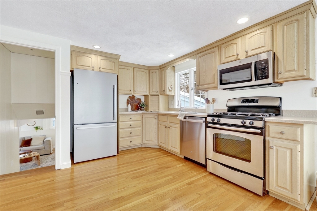 283 Ridgewood Drive Norwood, MA 02062 - Photo 9 of 39