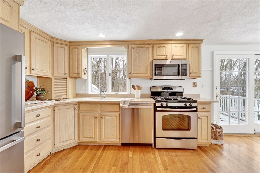 283 Ridgewood Drive Norwood, MA 02062 - Photo 10 of 39