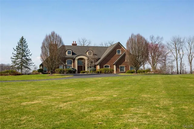 a view of yard with an tree