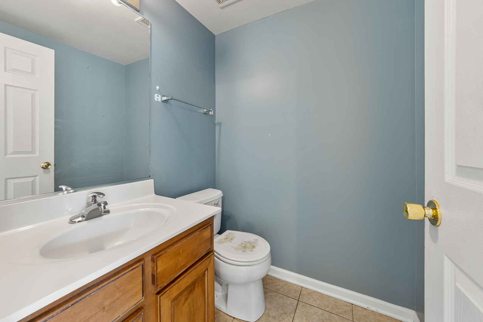 10233 Concord Lane, Unit C Bridgeview, IL 60455 - Photo 15 of 20 a bathroom with a sink a toilet and a mirror