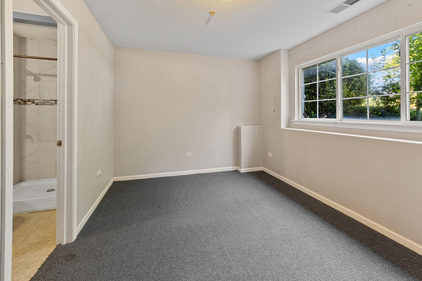 10233 Concord Lane, Unit C Bridgeview, IL 60455 - Photo 17 of 20 an empty room with a window