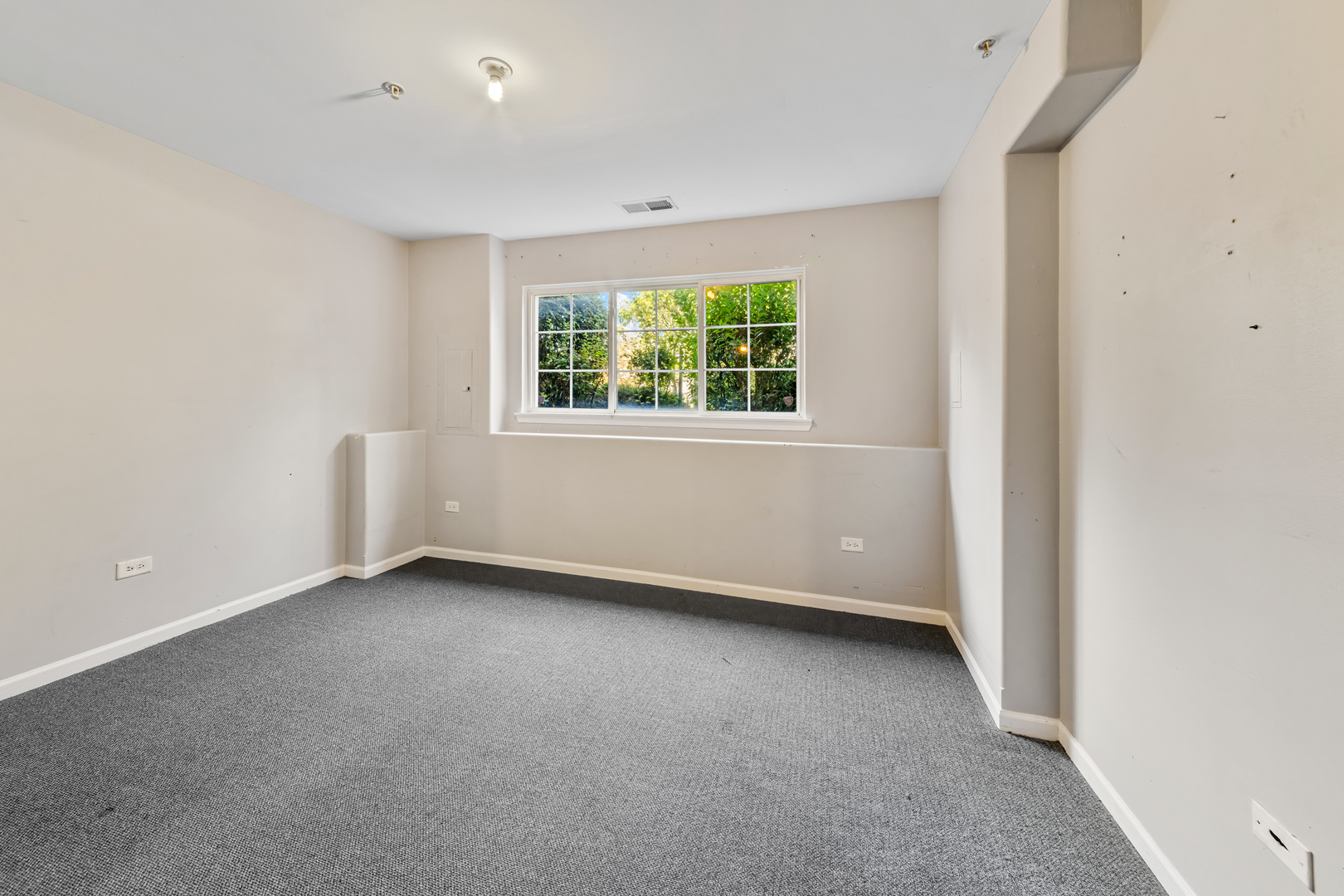 10233 Concord Lane, Unit C Bridgeview, IL 60455 - Photo 18 of 20 an empty room with a window