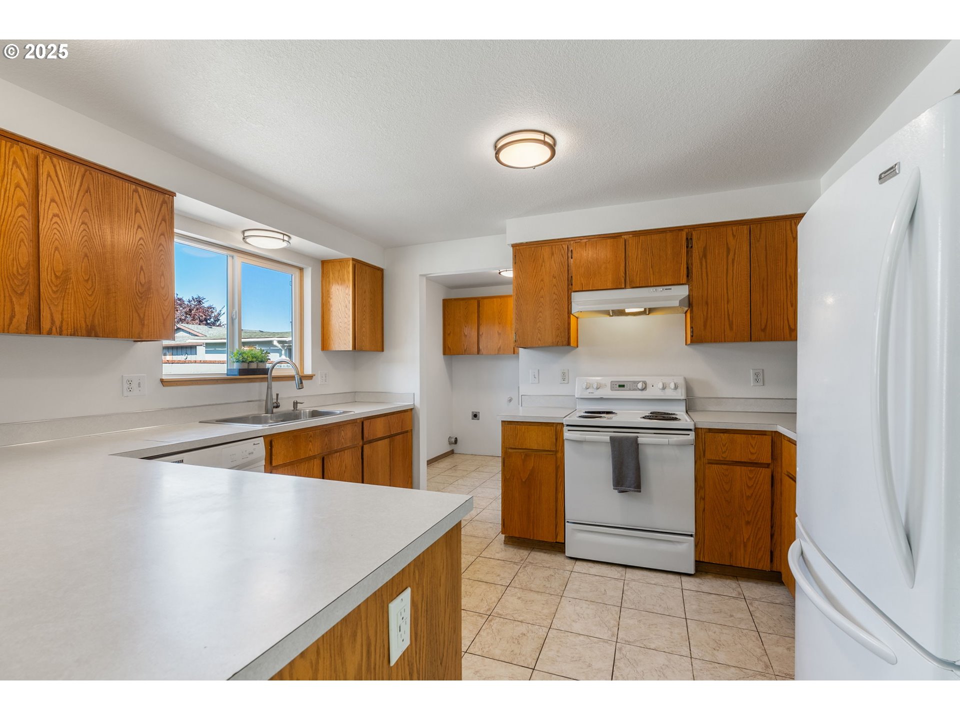 3196 Midway Road Hood River, OR 97031 - Photo 12 of 44 a kitchen with stainless steel appliances granite countertop a sink stove and refrigerator