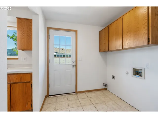 $580,000 | 3196 Midway Road, Hood River, OR 97031