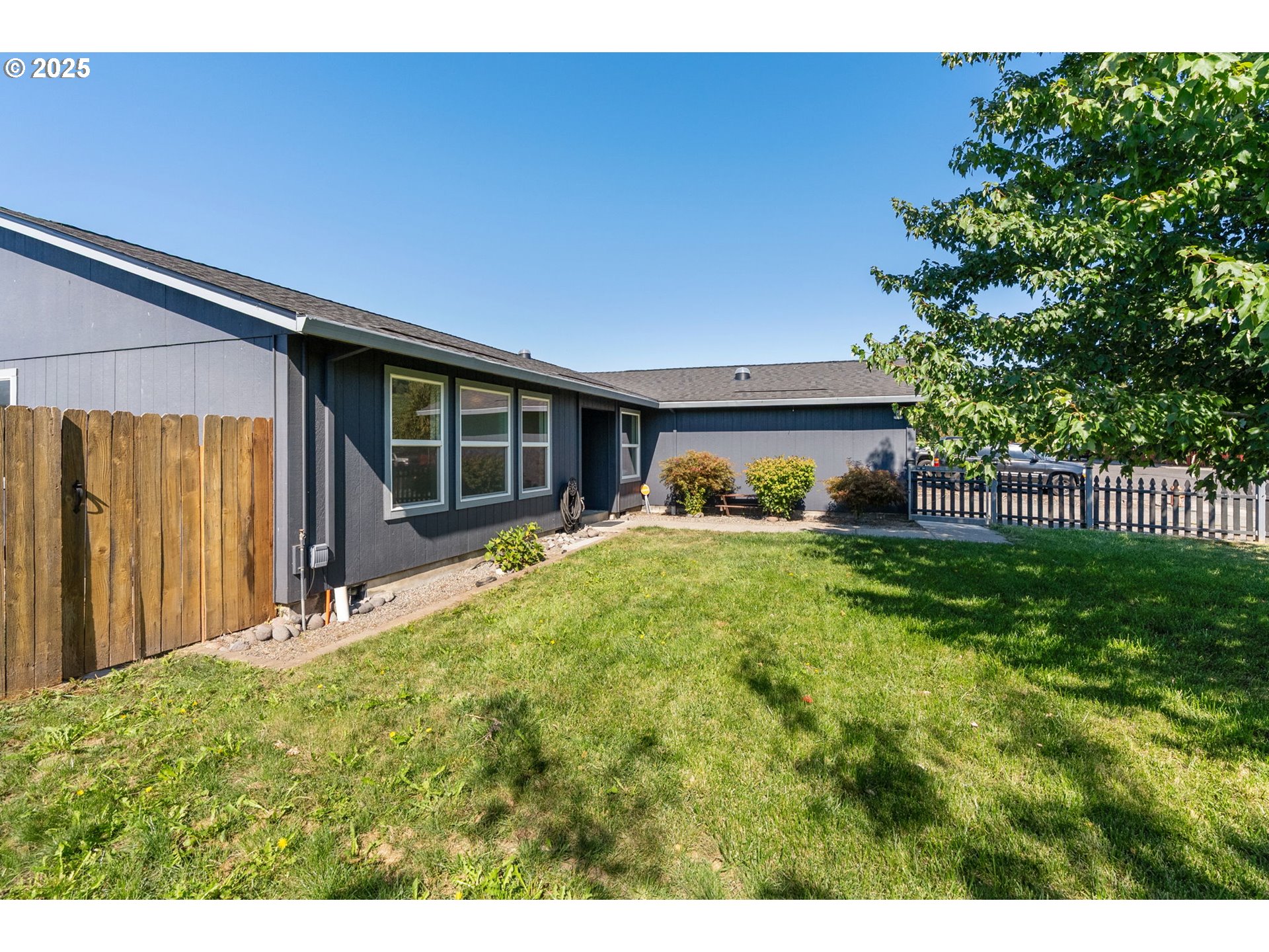 3196 Midway Road Hood River, OR 97031 - Photo 33 of 44 a front view of a house with garden