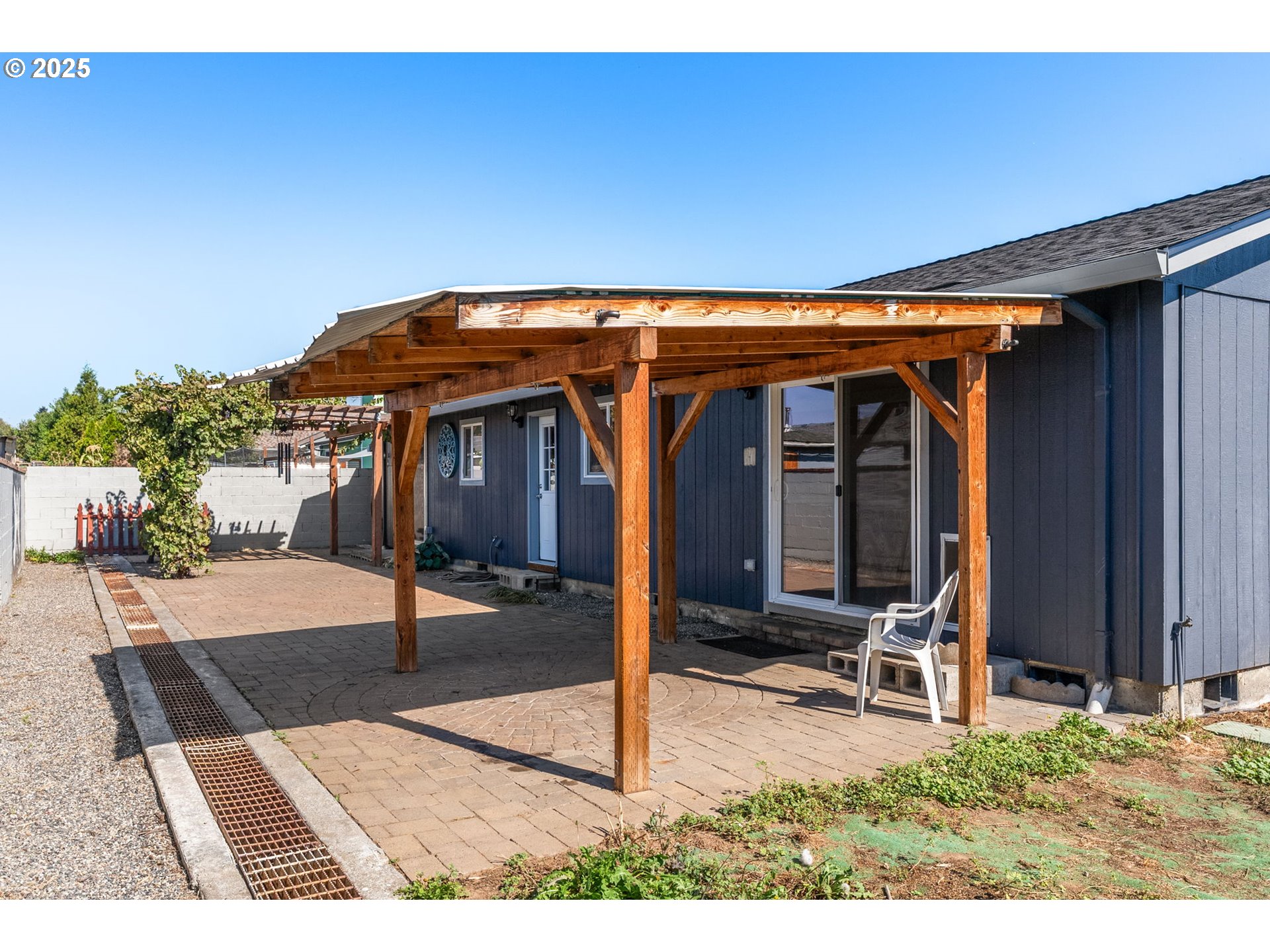 3196 Midway Road Hood River, OR 97031 - Photo 36 of 44 a view of a patio