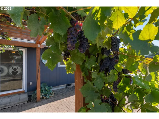 $580,000 | 3196 Midway Road, Hood River, OR 97031