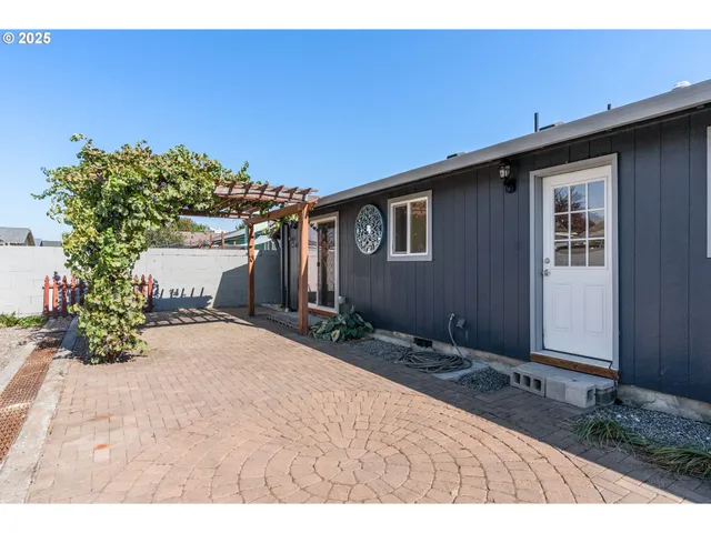 $580,000 | 3196 Midway Road, Hood River, OR 97031