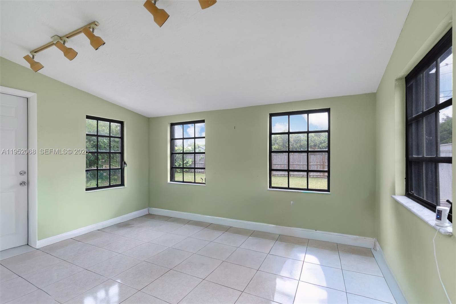 4332 Southwest 98th Avenue Miami, FL 33165 - Photo 11 of 35