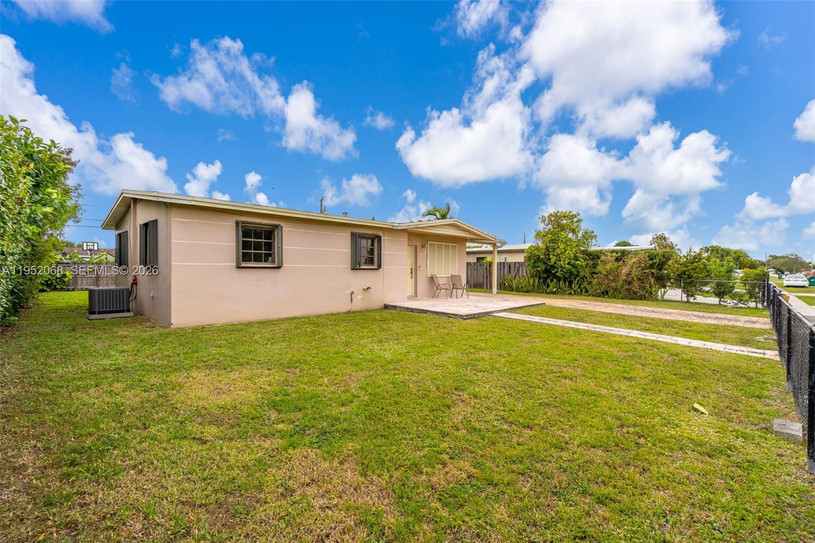 4332 Southwest 98th Avenue Miami, FL 33165 - Photo 3 of 35