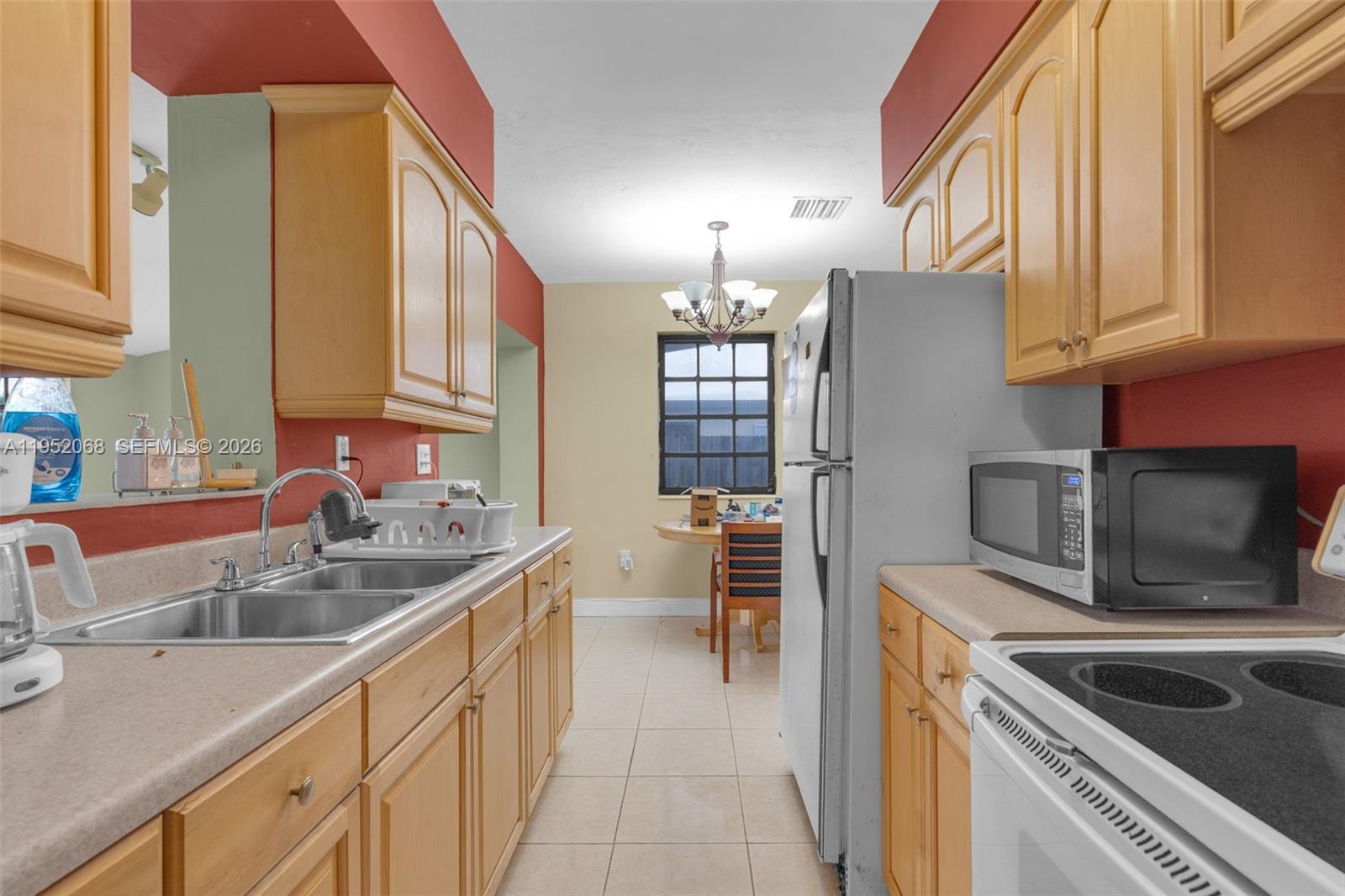 4332 Southwest 98th Avenue Miami, FL 33165 - Photo 10 of 35