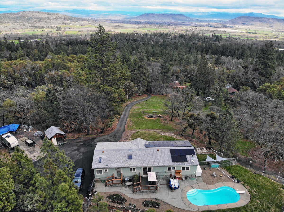 2323 Holcomb Springs Road Gold Hill, OR 97525 - Photo 5 of 53 42E589F4-35DD-4276-A8E7-A0BEB036383F