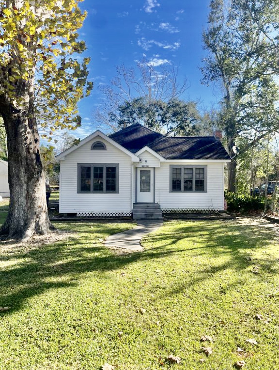 321 South Arcola Street Angleton, TX 77515 - Photo 1 of 7 a front view of a house with a garden