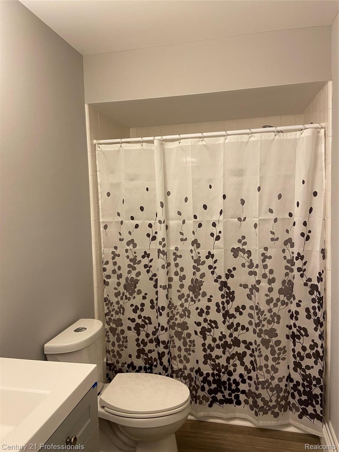 6696 Fox Hills Road Canton, MI 48187 - Photo 19 of 24 211217FoxHillsFullBath2.jpg
