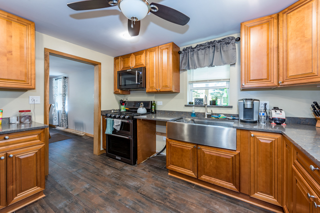 1910 North Green Bay Road Zion, IL 60099 - Photo 6 of 31