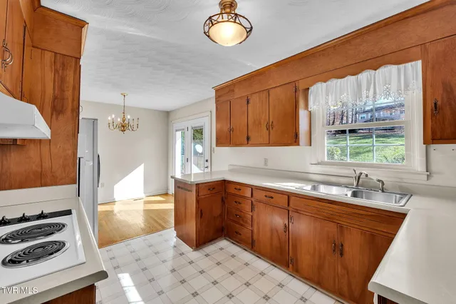 $295,900 | 19168 Mercedes Drive, Abingdon, VA 24210