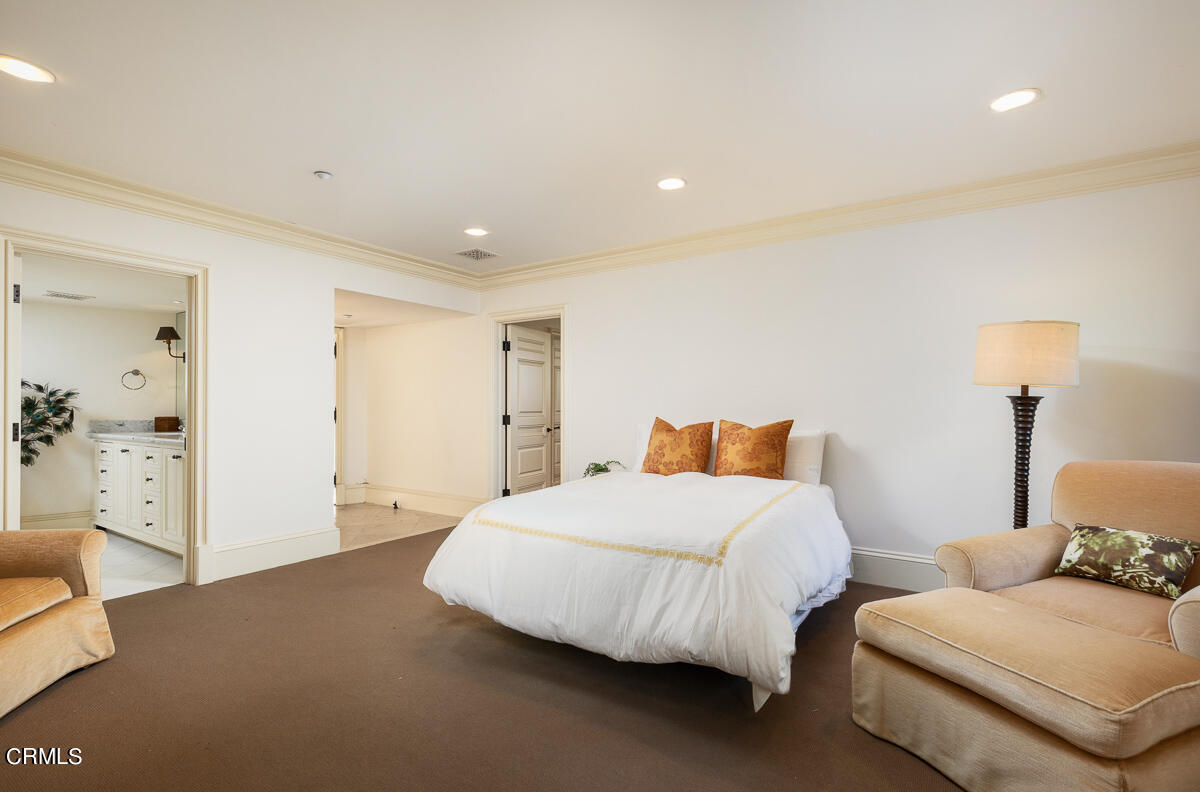 100 Los Altos Drive Pasadena, CA 91105 - Photo 48 of 72 a bedroom with a bed and a lamp