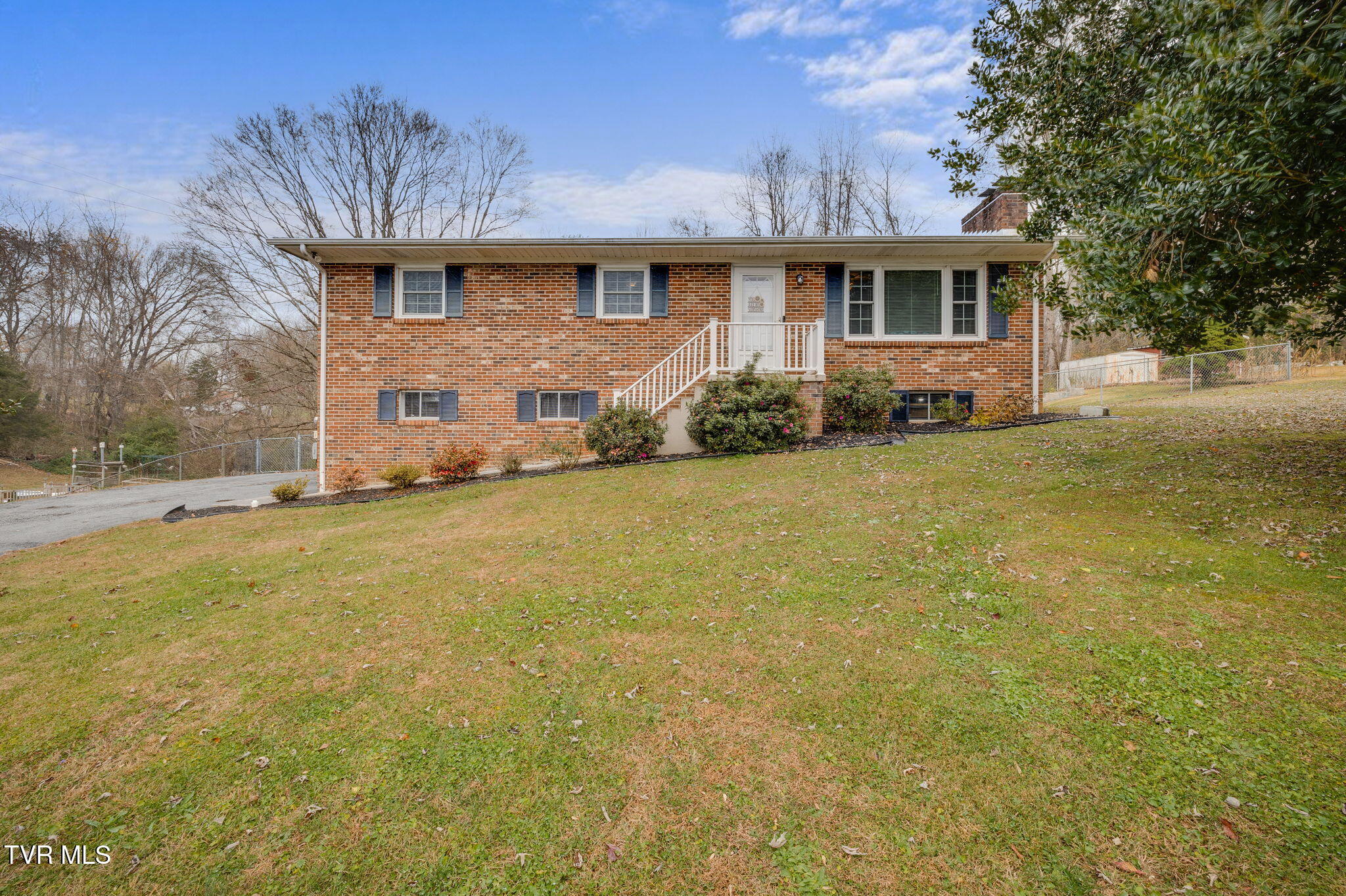 237 Paramount Drive Bristol, TN 37620 - Photo 2 of 38 001