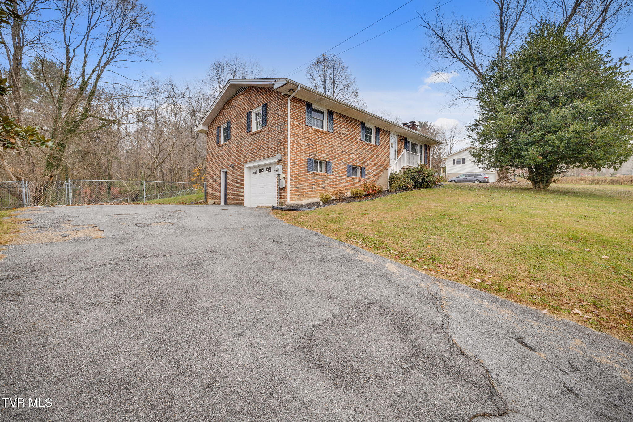 237 Paramount Drive Bristol, TN 37620 - Photo 3 of 38 002
