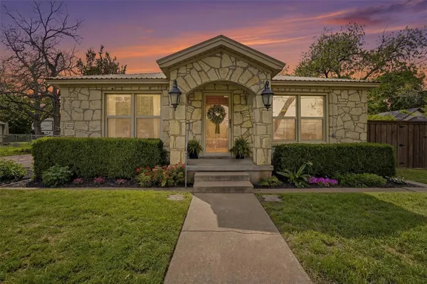 $479,900 | 309 North Travis Street, Granbury, TX 76048