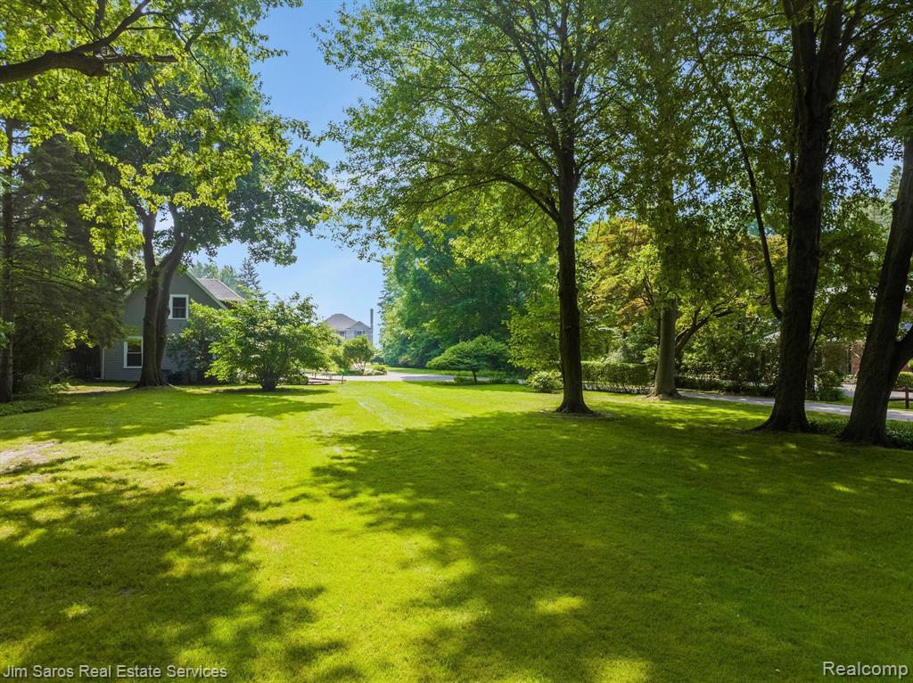 1040 Lake Shore Road Grosse Pointe Shores, MI 48236 - Photo 4 of 9