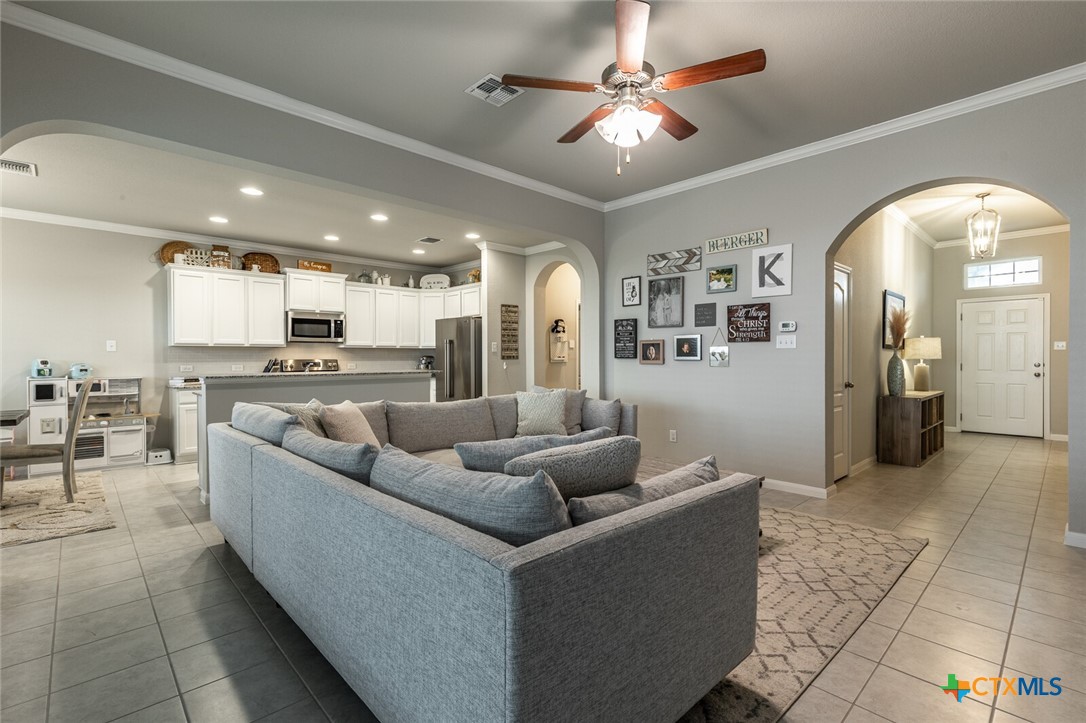 6142 Fairburn Temple, TX 76502 - Photo 8 of 38 a living room with furniture and kitchen view