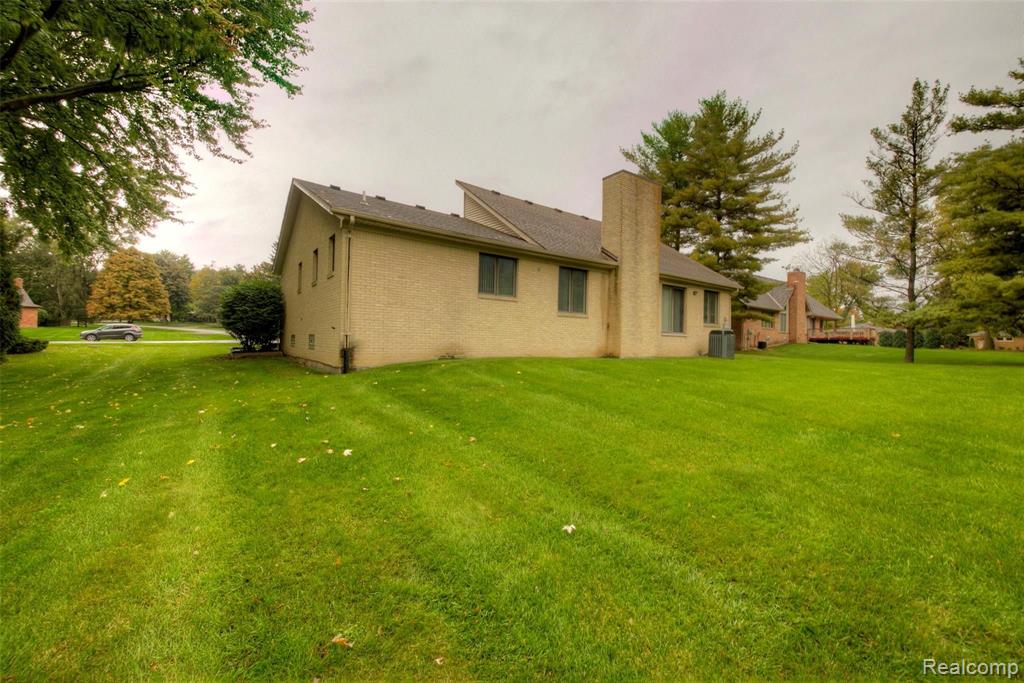 26198 Steele Road Farmington Hills, MI 48331 - Photo 3 of 31