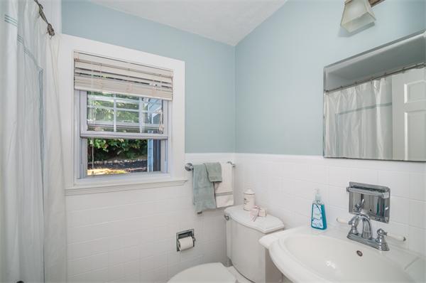 52 Canterbury Road Lynnfield, MA 01940 - Photo 9 of 12 Gallery Image 9