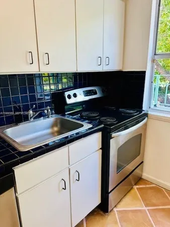 $2,350 | 736 13th Street, Unit 212, Miami Beach, FL 33139