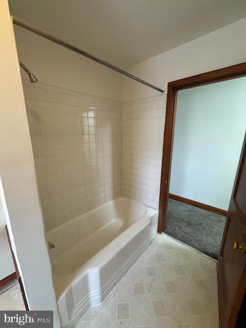 232 Bryan Place Hagerstown, MD 21740 - Photo 4 of 11 a bathroom with a bathtub