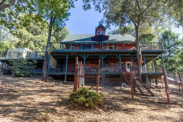 a view of a house with backyard