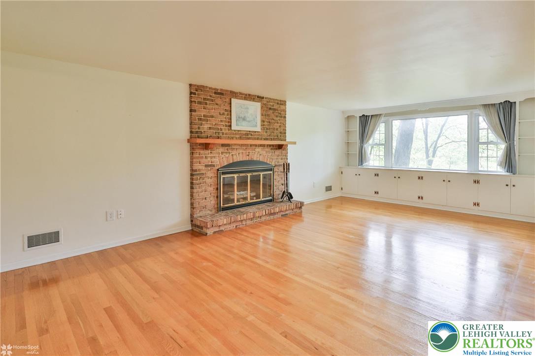 257 Bierys Bridge Road Bethlehem, PA 18017 - Photo 5 of 28 Living room