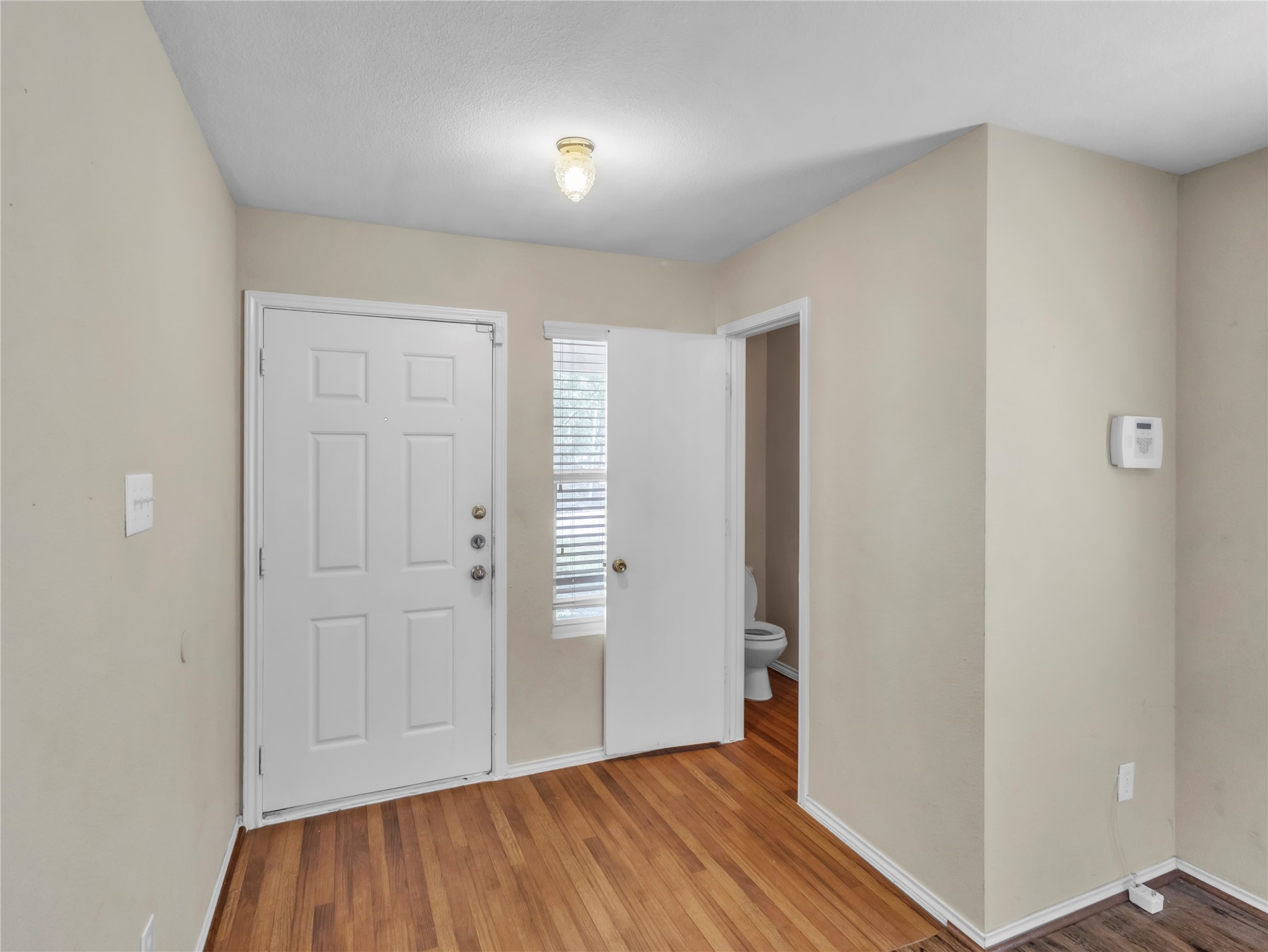 12830 Windy Summer Lane Houston, TX 77044 - Photo 7 of 33 Half-bath near front door