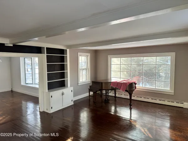 $2,200 | 1108 North Abington Road, Waverly, PA 18471