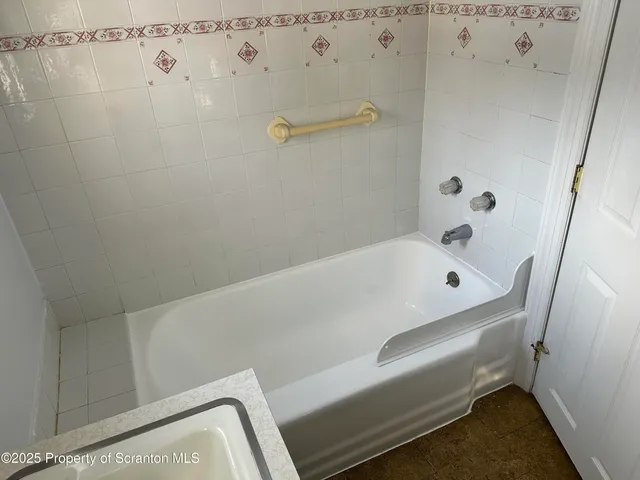 $2,200 | 1108 North Abington Road, Waverly, PA 18471