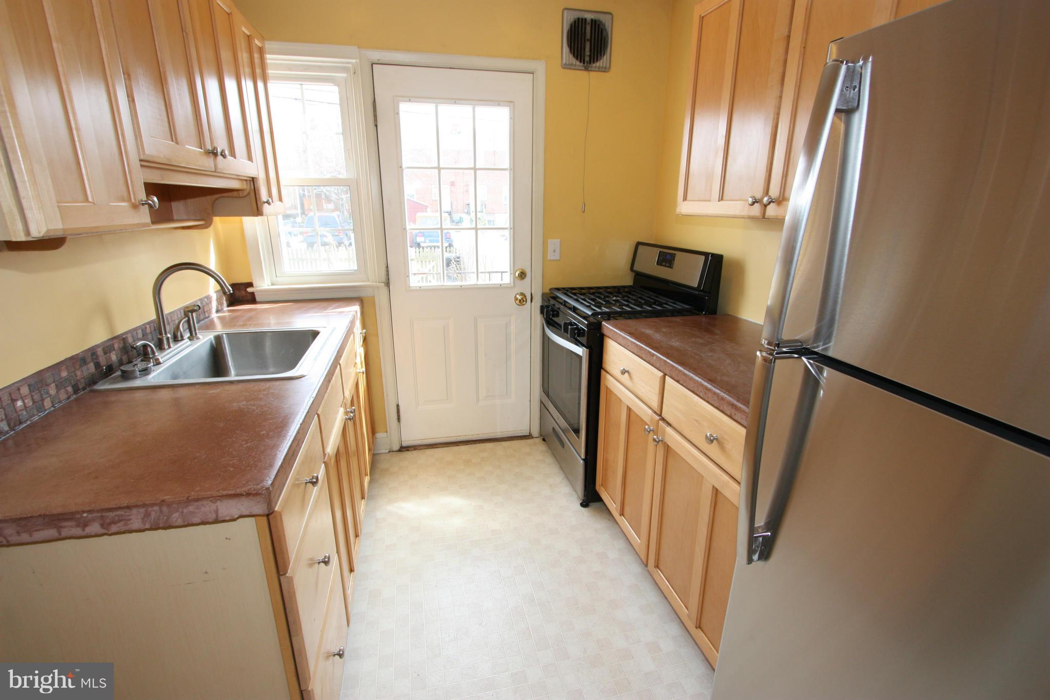 8135 Pleasant Plains Road Towson, MD 21286 - Photo 6 of 30 LOTS OF LIGHT COMES IN THE BACK DOOR AND WINDOW