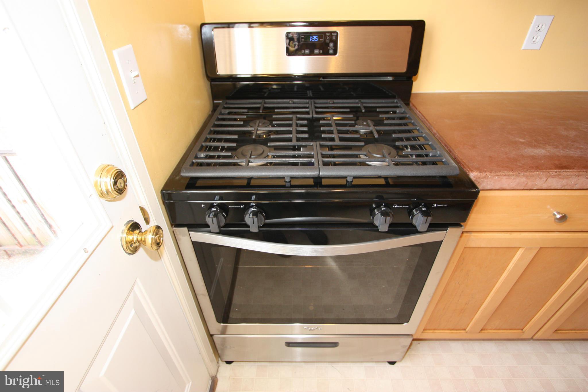 8135 Pleasant Plains Road Towson, MD 21286 - Photo 7 of 30 NEW WHIRLPOOL STAINLESS STEEL STOVE / OVEN
